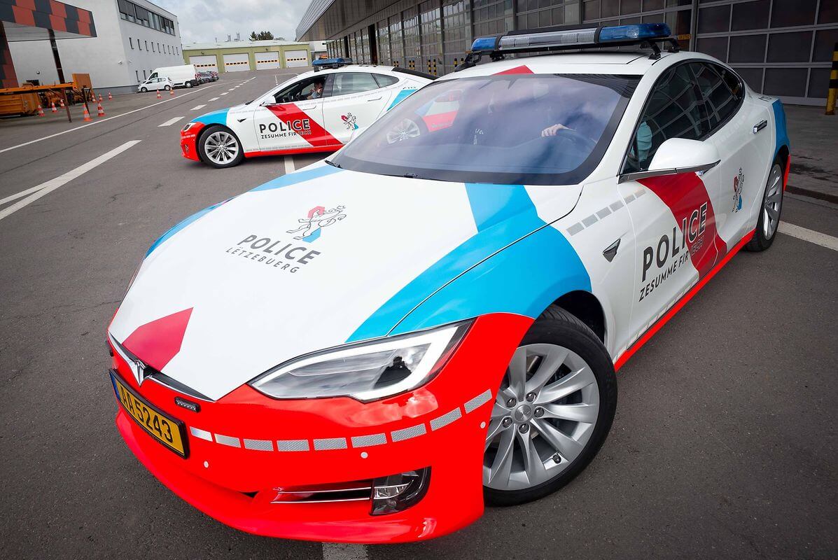 Полицейский патруль в Люксембурге пересел на электромобили Tesla Model S