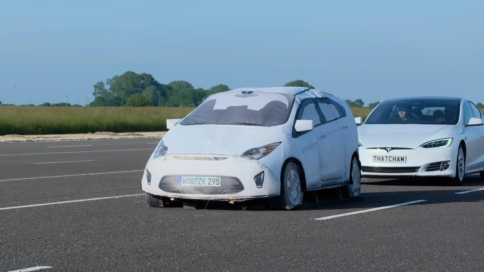 Тестирование автопилота Tesla, когда внезапно возникает неподвижный автомобиль