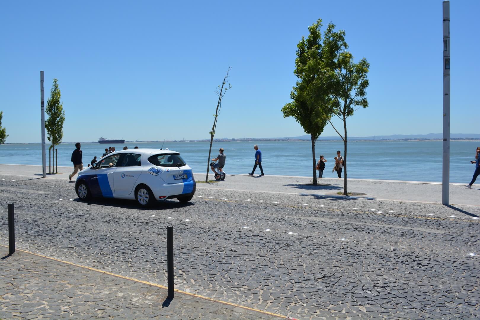 Городская набережная и Renault ZOE (Lisabon, Portugal)