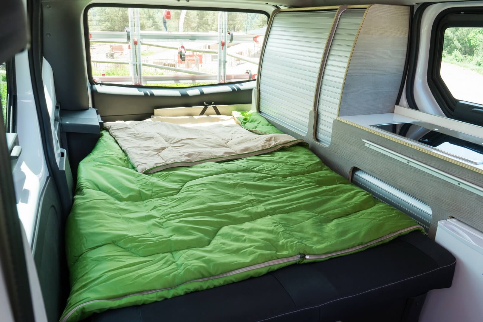 Раскладная кровать в Nissan Camper 