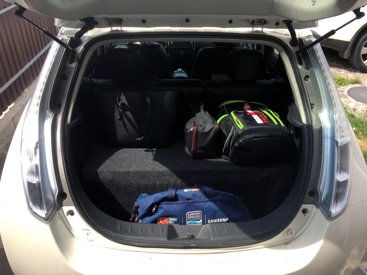 Багажник электромобиля Nissan Leaf с двумя батареями