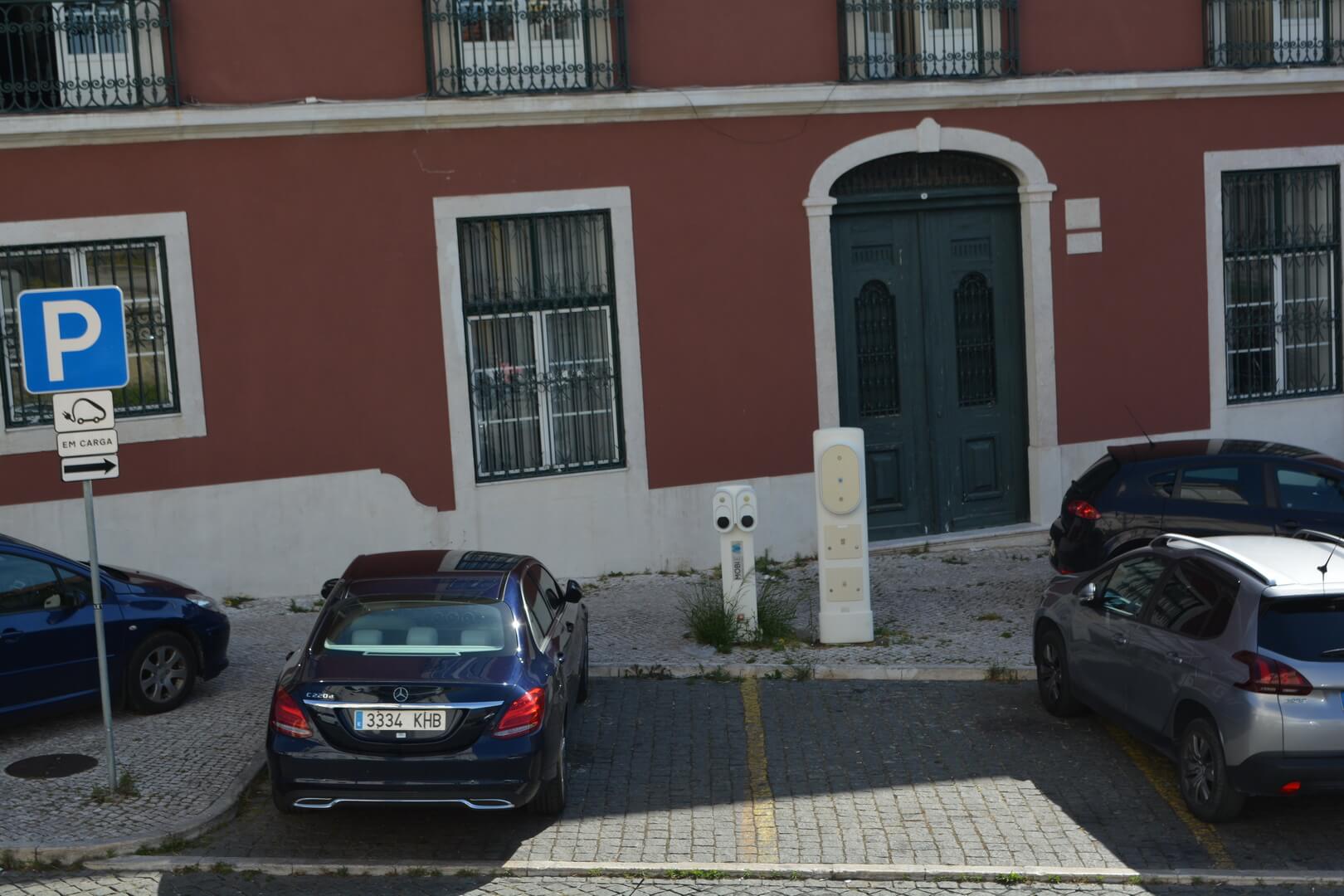 Парковка бензиновых авто на местах для зарядки (Lisabon, Portugal)