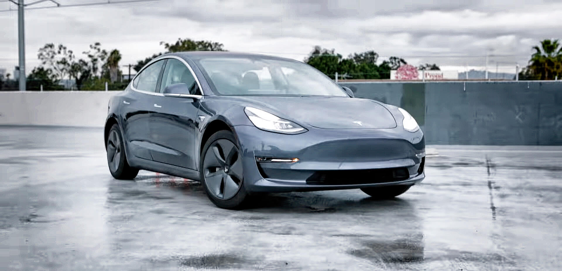 Лидер продаж электромобилей Tesla Model 3 в США