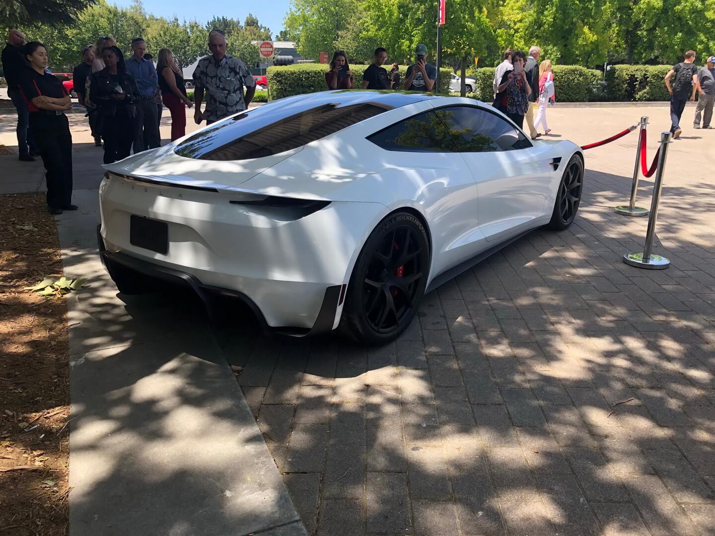 Прототип Tesla Roadster второго поколения в белом цвете