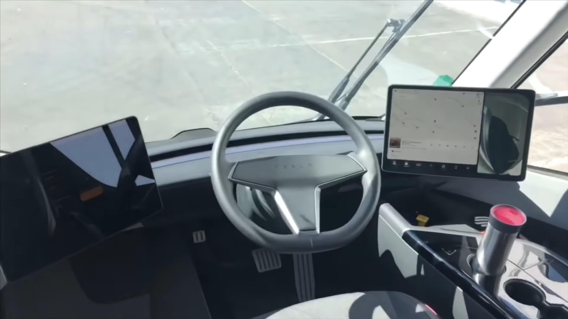 Водительское место с двумя мониторами в Tesla Semi
