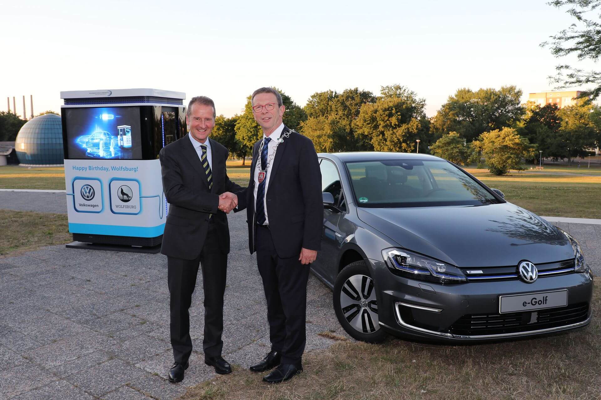 Вручение городу Вольфсбург 12 специальных мобильных зарядных станций Volkswagen