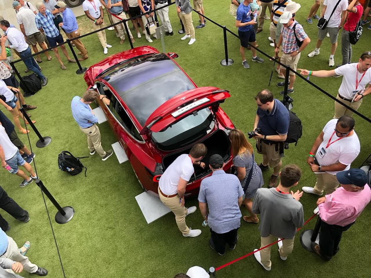 Стенд Tesla, особенно Model 3, оказался популярным среди участников Фестиваля скорости в Гудвуде