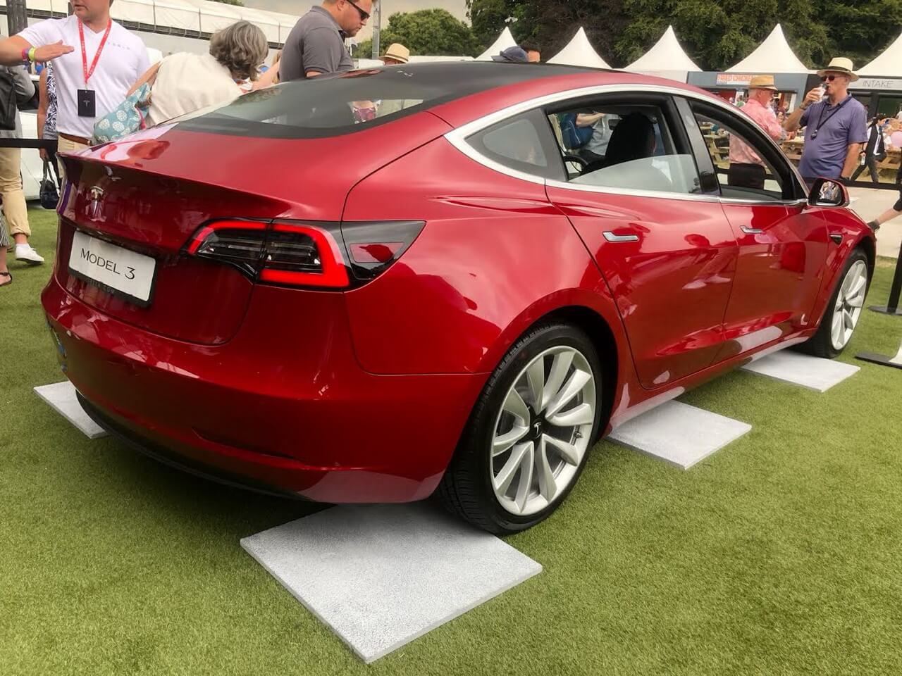 Первый показ Tesla Model 3 в Европе на Фестивале скорости в Гудвуде