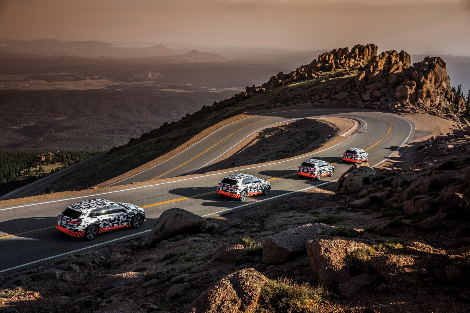 Электромобили Audi e-tron quattro подымаются на вершину Pikes Peak