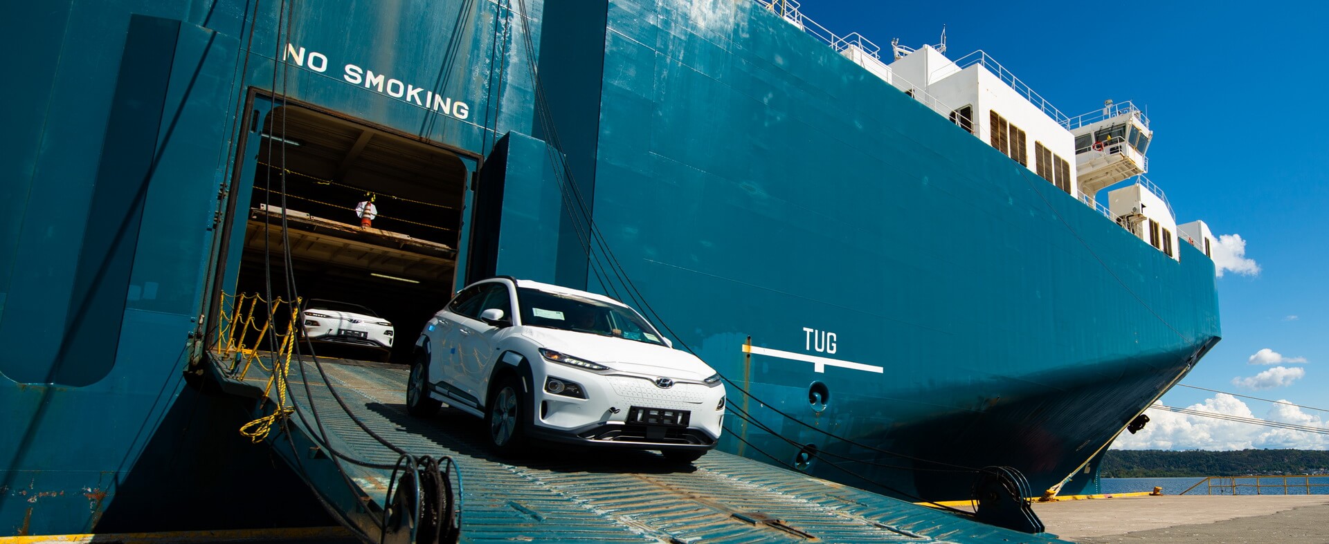 Hyundai Kona Electric выезжает с корабля в Норвежском порту