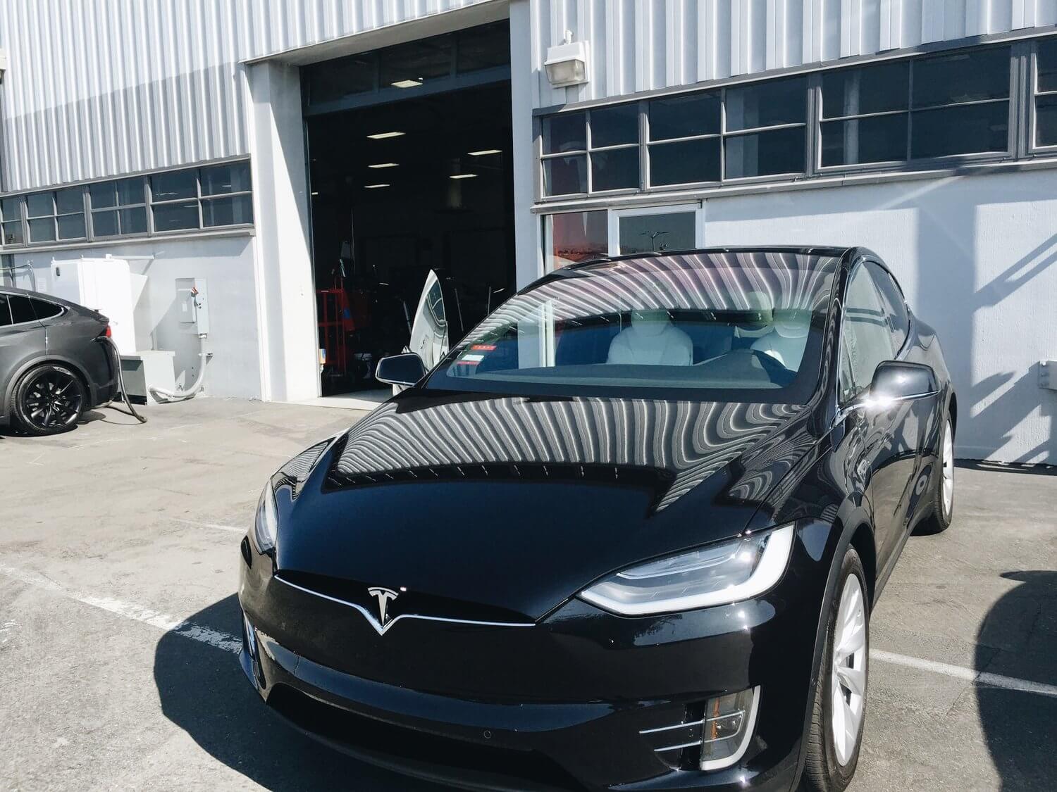 Каршеринговая Tesla Model X 90D, названная Deuxy («Doo-ee»)