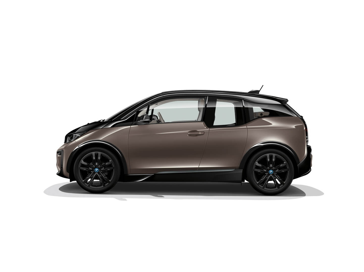 Электромобиль BMW i3 2019 модельного года с батареей емкостью 42.2 кВт•ч