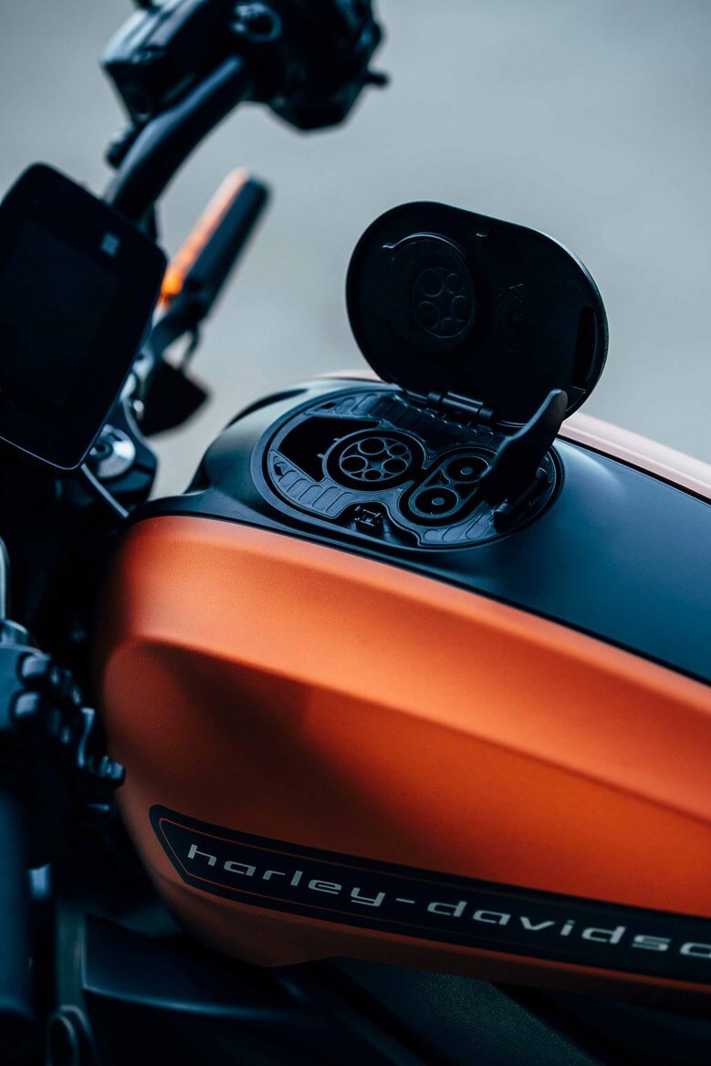 Разъем для зарядки CSS Combo 1 на баке Harley-Davidson LiveWire