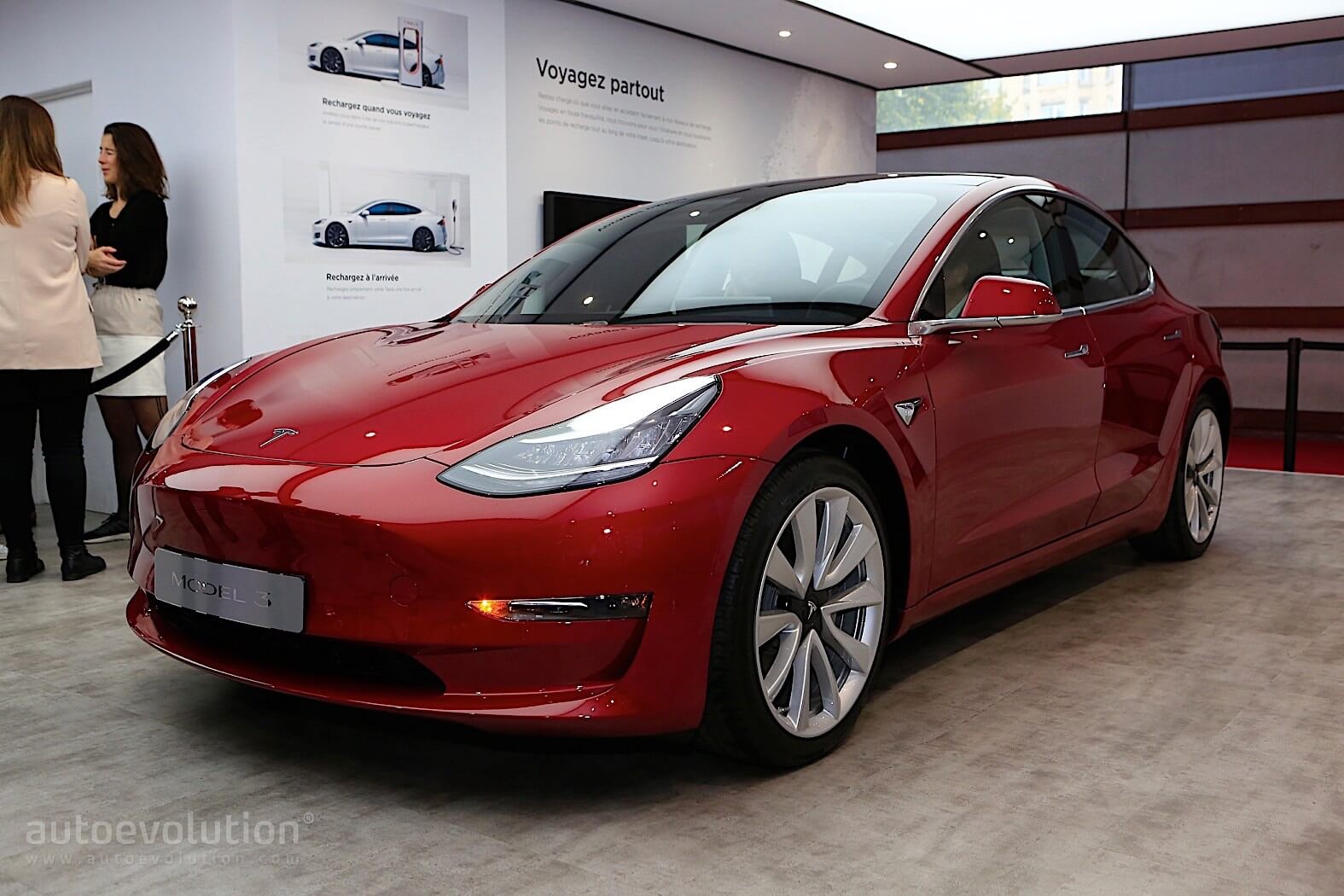 Tesla Model 3 на Парижском автосалоне - фото 3