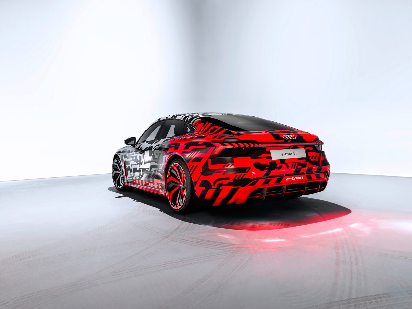 Электромобиль Audi e-tron GT - фото 2