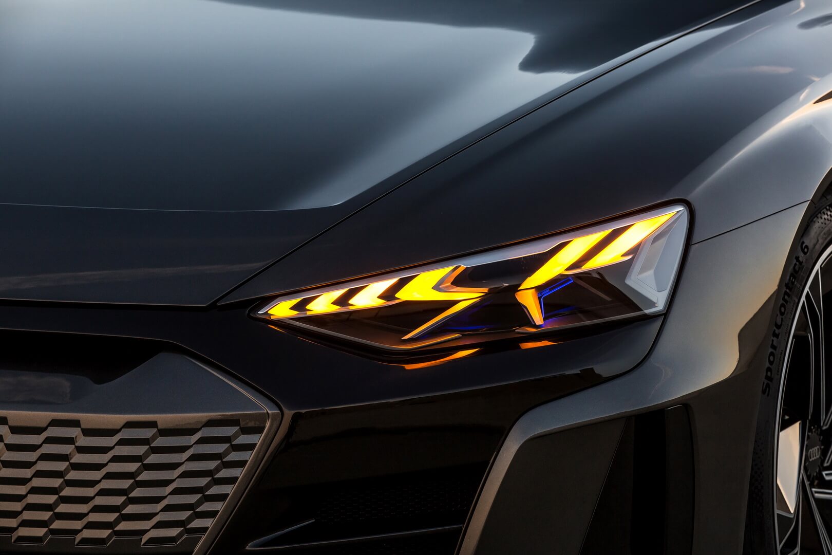 Передние фары будущего электрического седана Audi e-tron GT