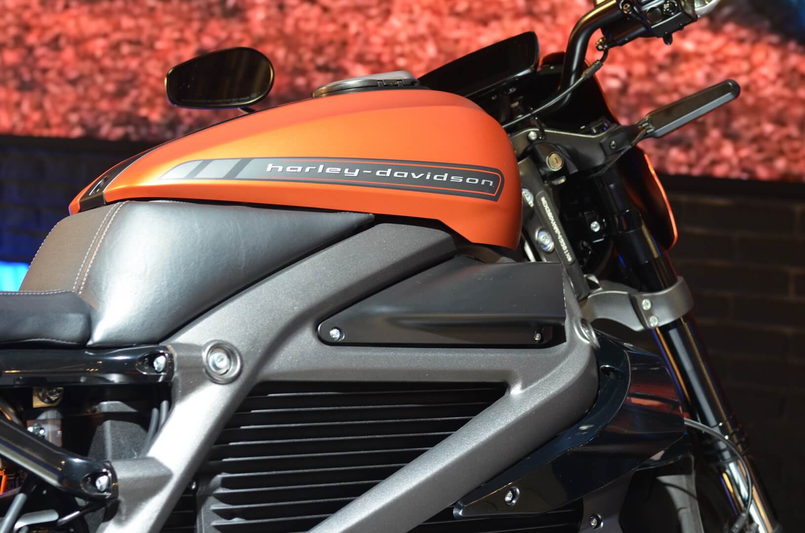 Электрический мотоцикл Harley-Davidson LiveWire на мотовыставке EICMA в Милане