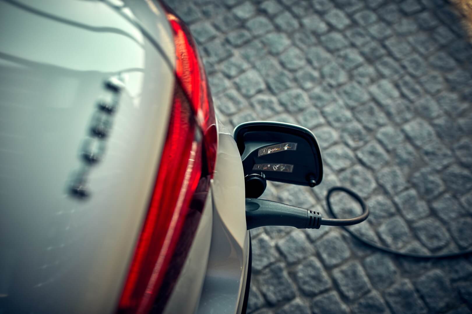 Mercedes-Benz GLC F-Cell — это уникальный водородный электромобиль, который можно заряжать