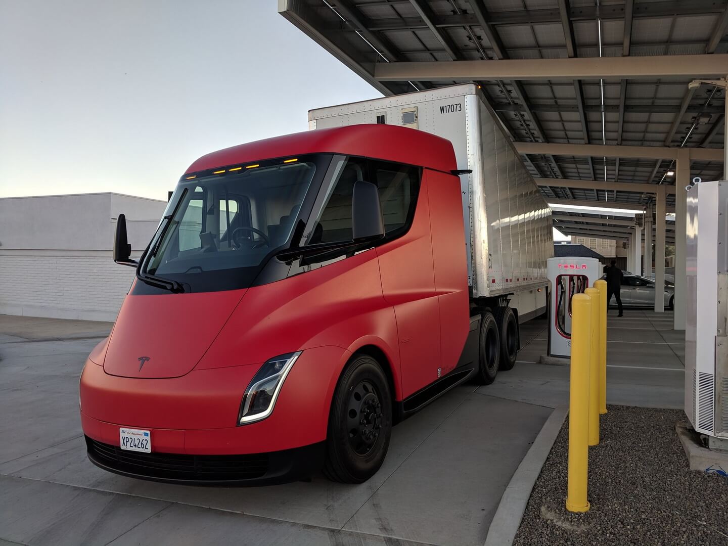 Электрический грузовик Tesla Semi в красном цвете