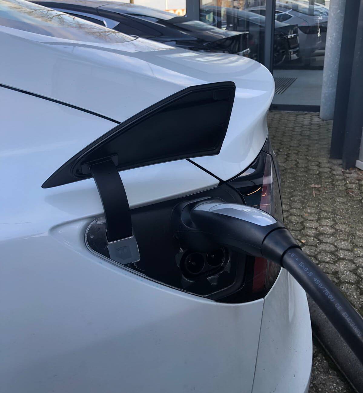 Разъем для зарядки европейской версии Tesla Model 3