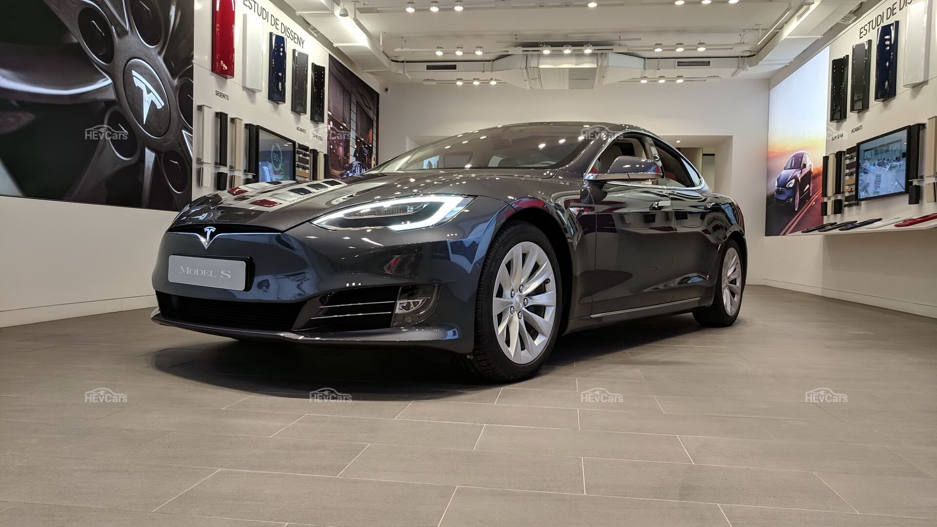 Электрический седан Tesla Model S