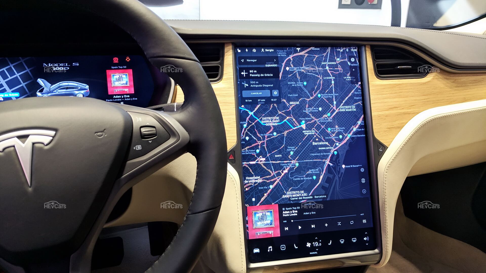 17-дюймовый информационно-развлекательный сенсорный экран в Tesla Model S