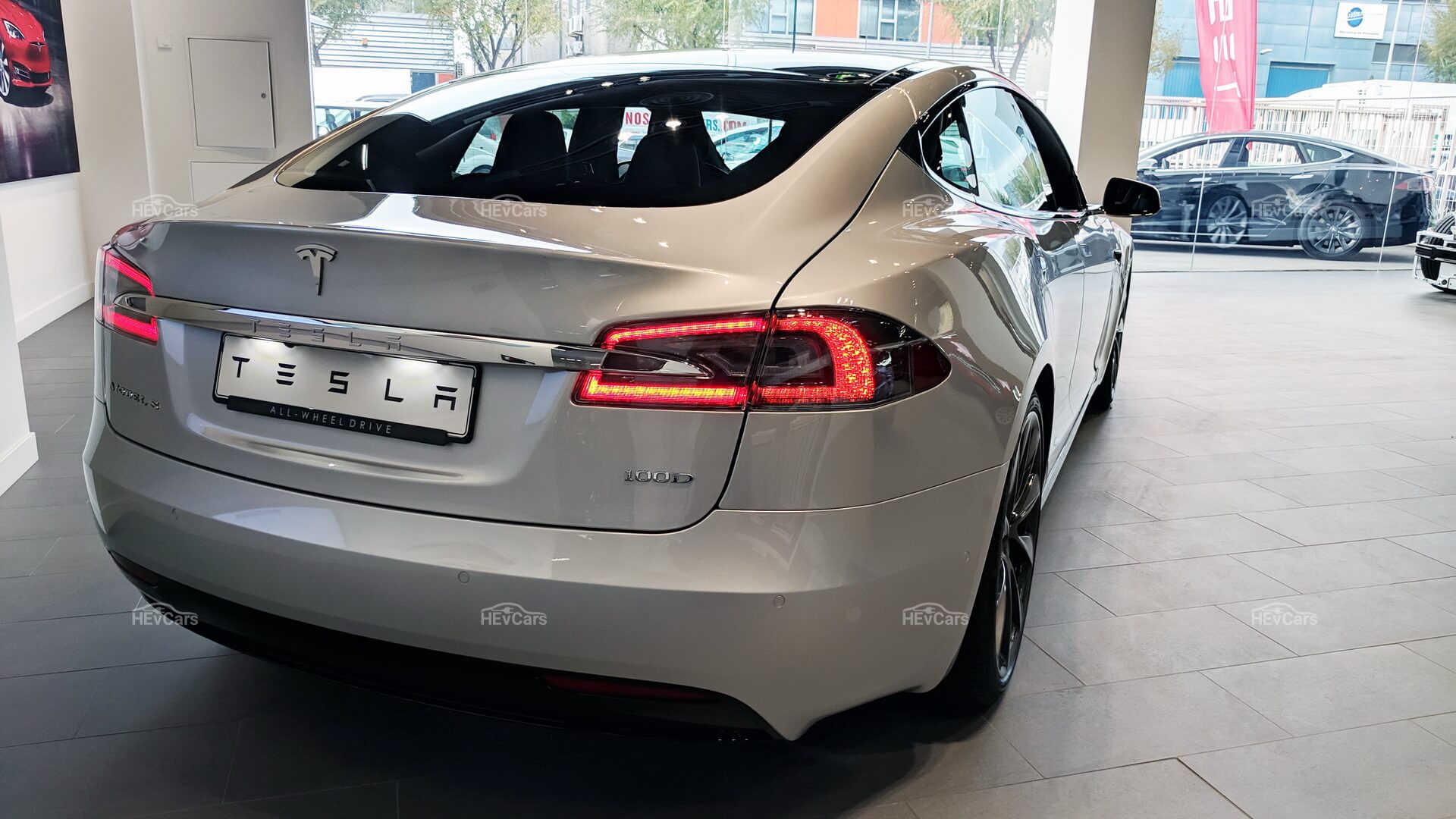 Tesla Model S — электрокар изменивший эпоху автомобилестроения