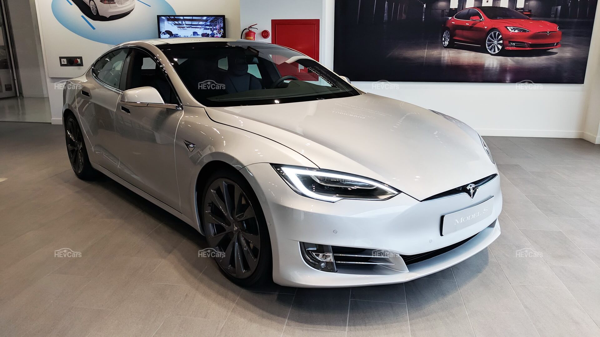 Tesla Model S — вершина инженерной мысли и эталон электрической мобильности