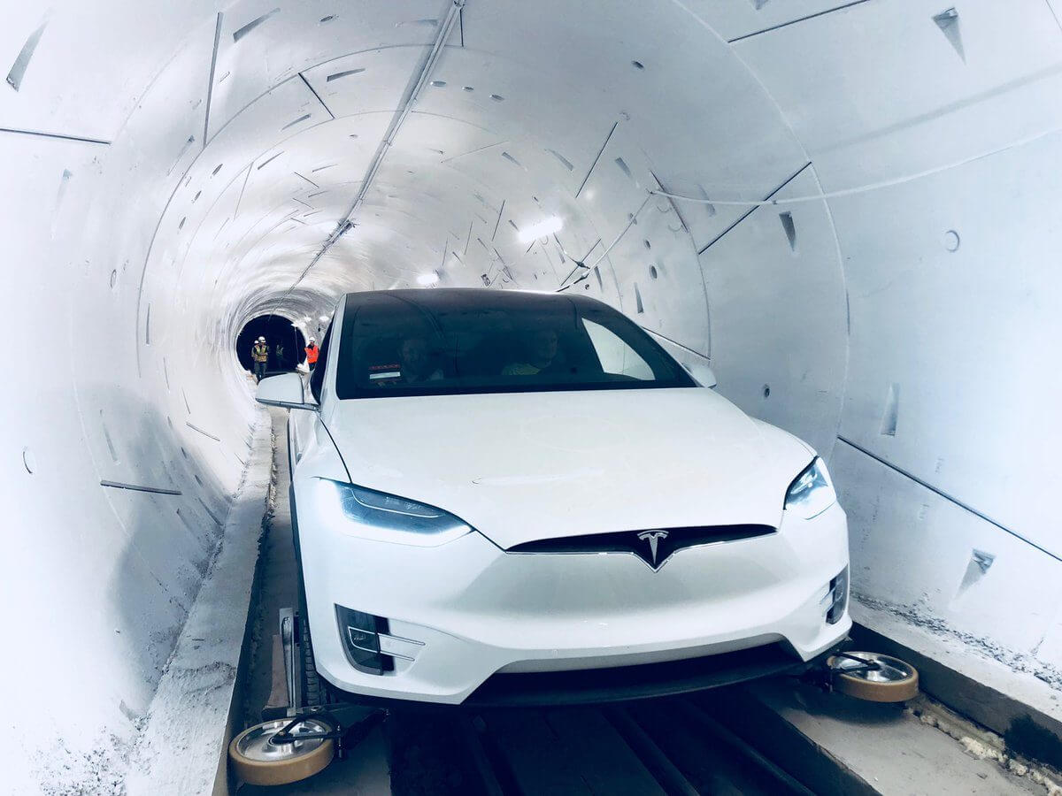 Tesla Model X в тоннеле с колесным механизмом, который превращает электромобиль в рельсовый поезд и обратно