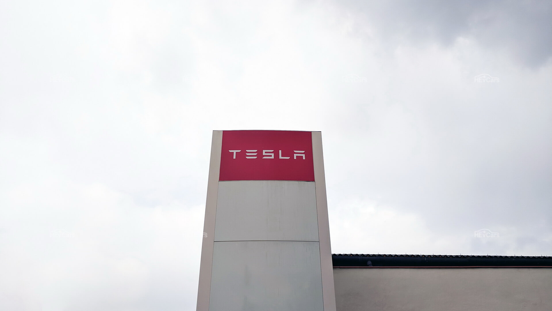 Логотип Tesla возле сервисного центра