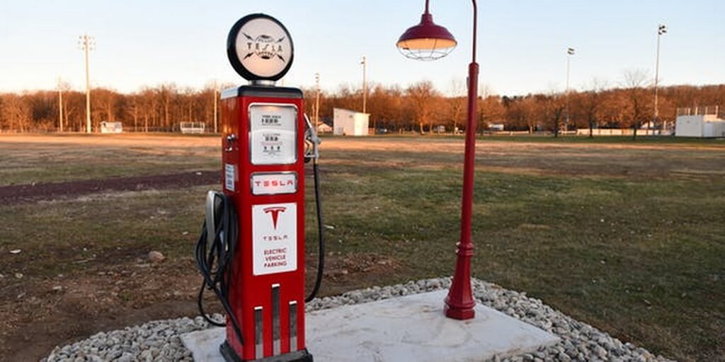 Ретро заправочная станция Tesla в США