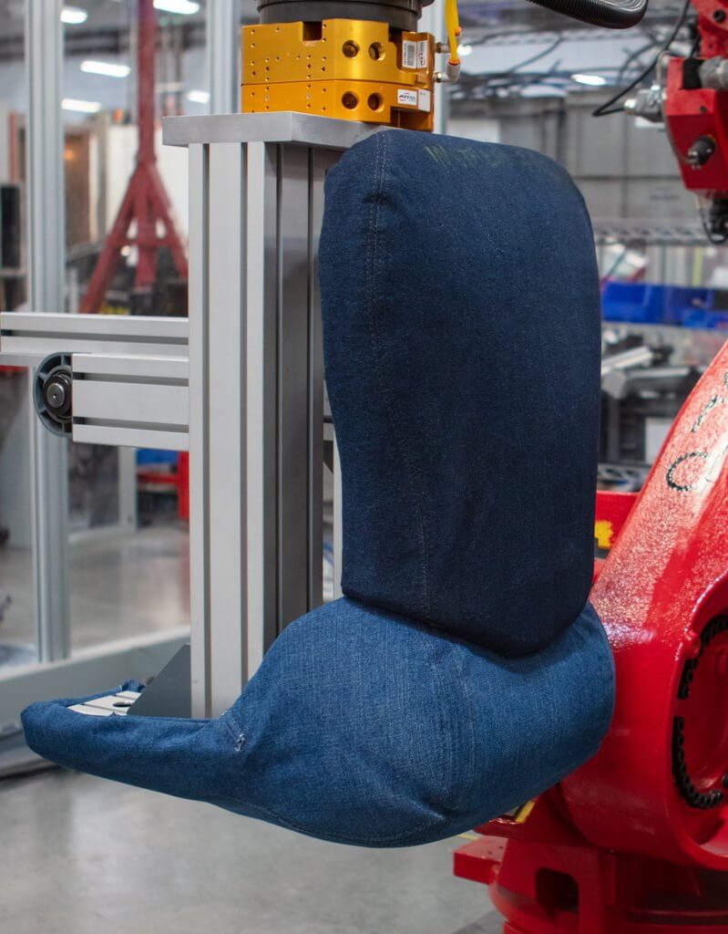 В производстве Tesla Model 3 задействован «робот в синих джинсах»