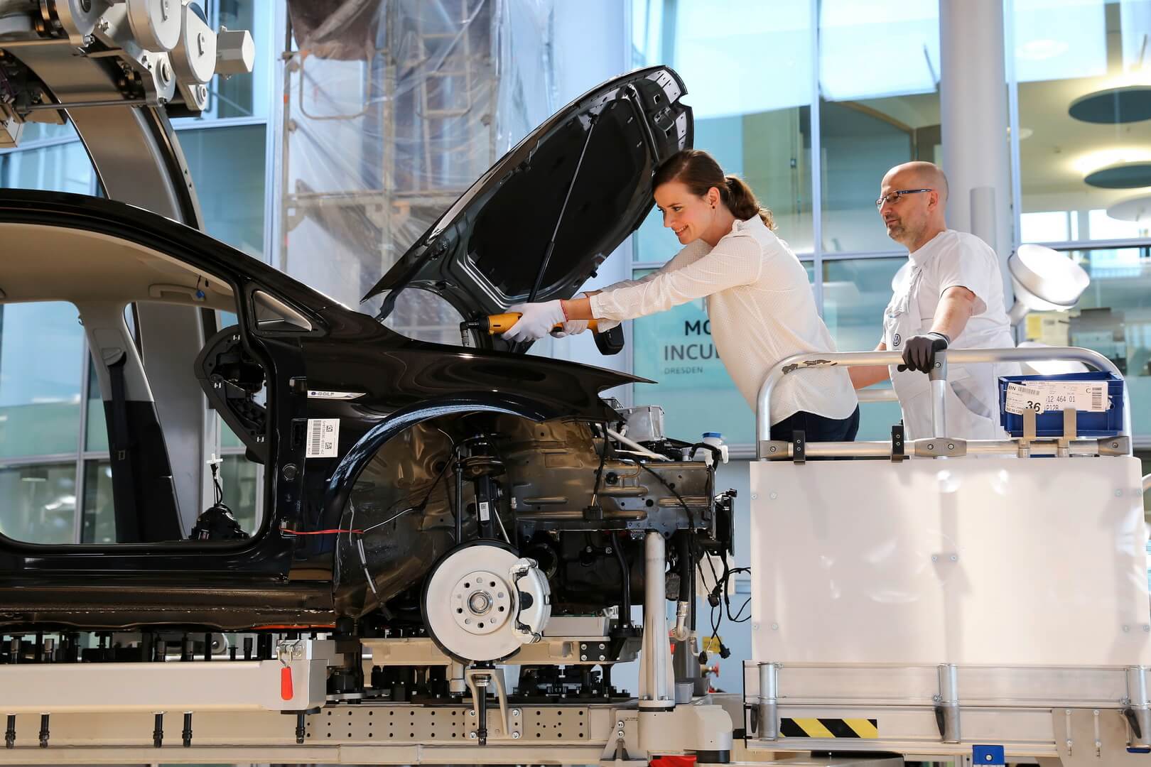 Volkswagen позволит клиентам участвовать в процессе сборки купленного ими электромобиля e-Golf на заводе в Дрездене
