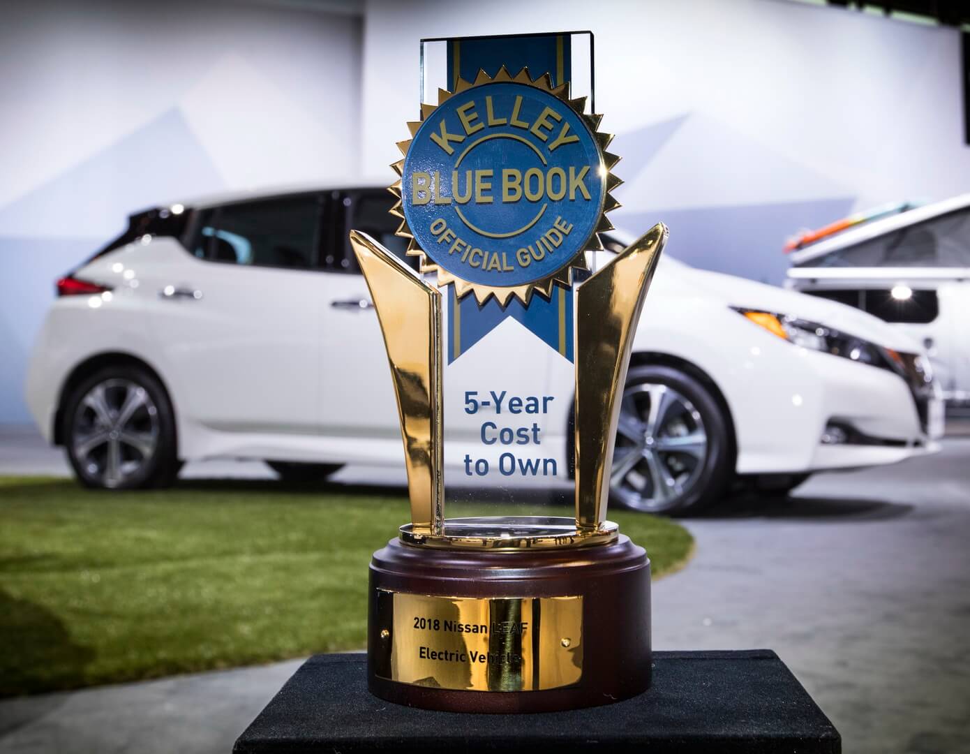 Nissan Leaf получил награду как самый дешевый электромобиль во владении