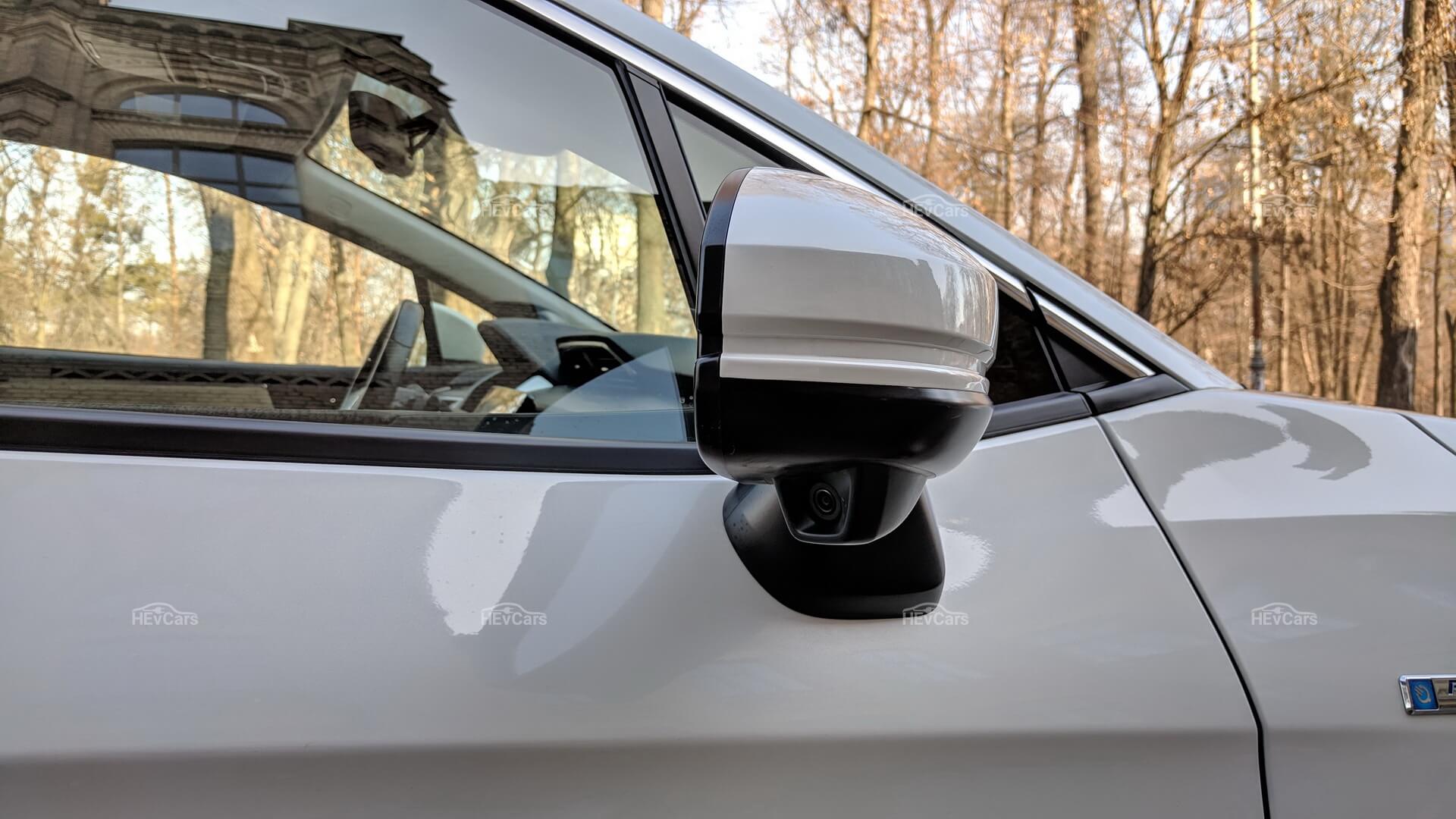 Honda Clarity Plug-in Hybrid использует камеру, расположенную под правым наружным зеркалом, для отображения проезжей части на сенсорном экране