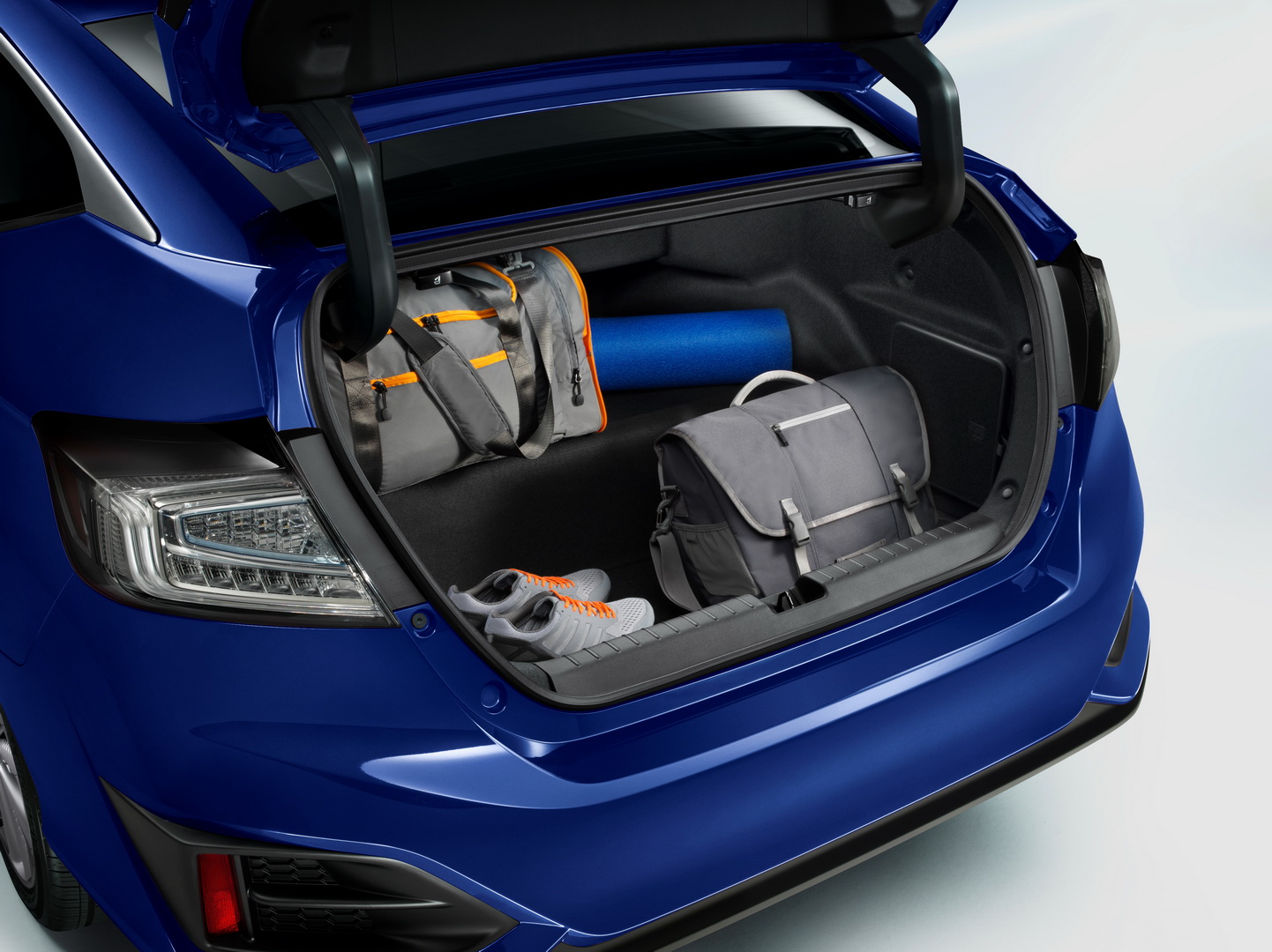 В Honda Clarity BEV один из самых больших в классе багажников