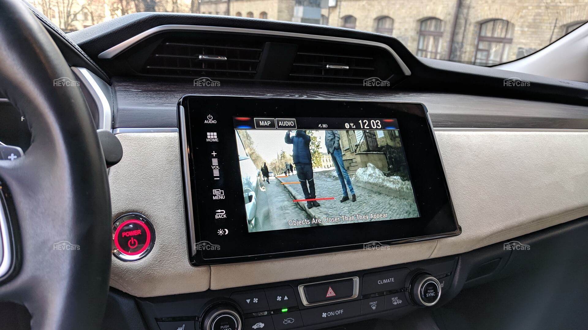 Honda Clarity Plug-in Hybrid использует камеру для отображения проезжей части на сенсорном экране