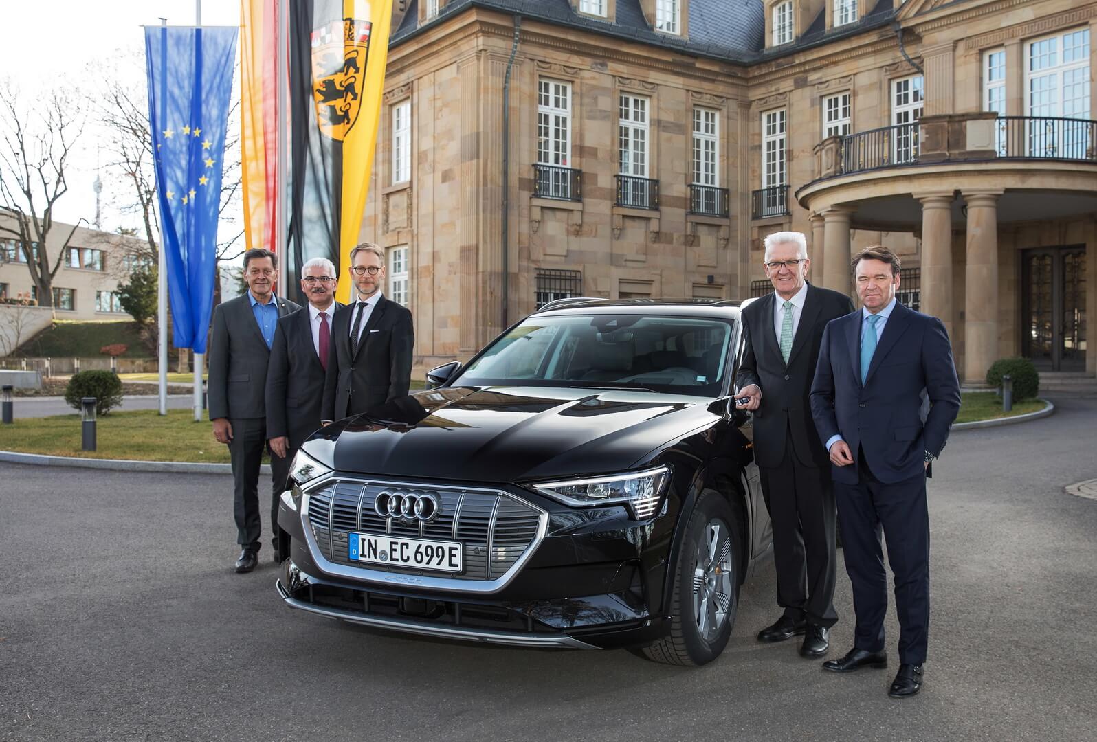 Генеральный директор Audi Брэм Шот вручил ключи от электрокросовера Винфриду Кречманну