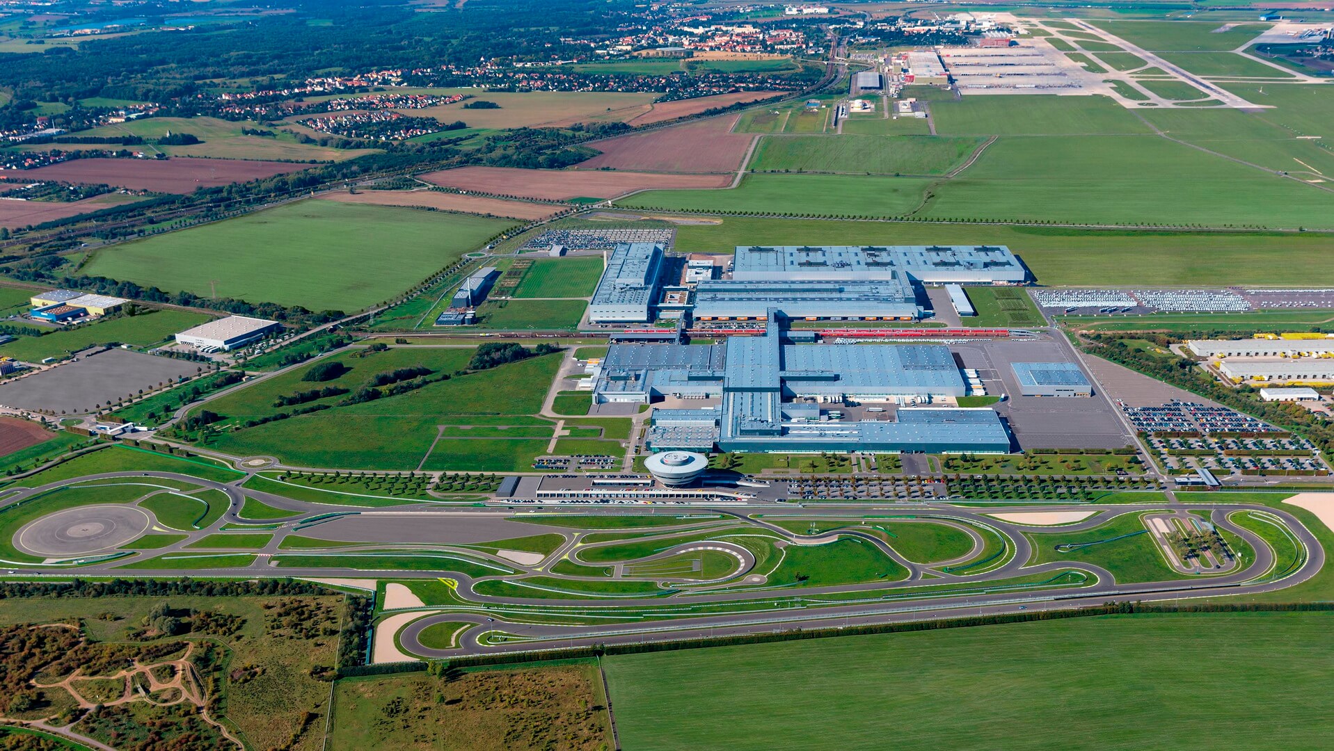 Фабрика в Лейпциге, где будет производиться новый электромобиль