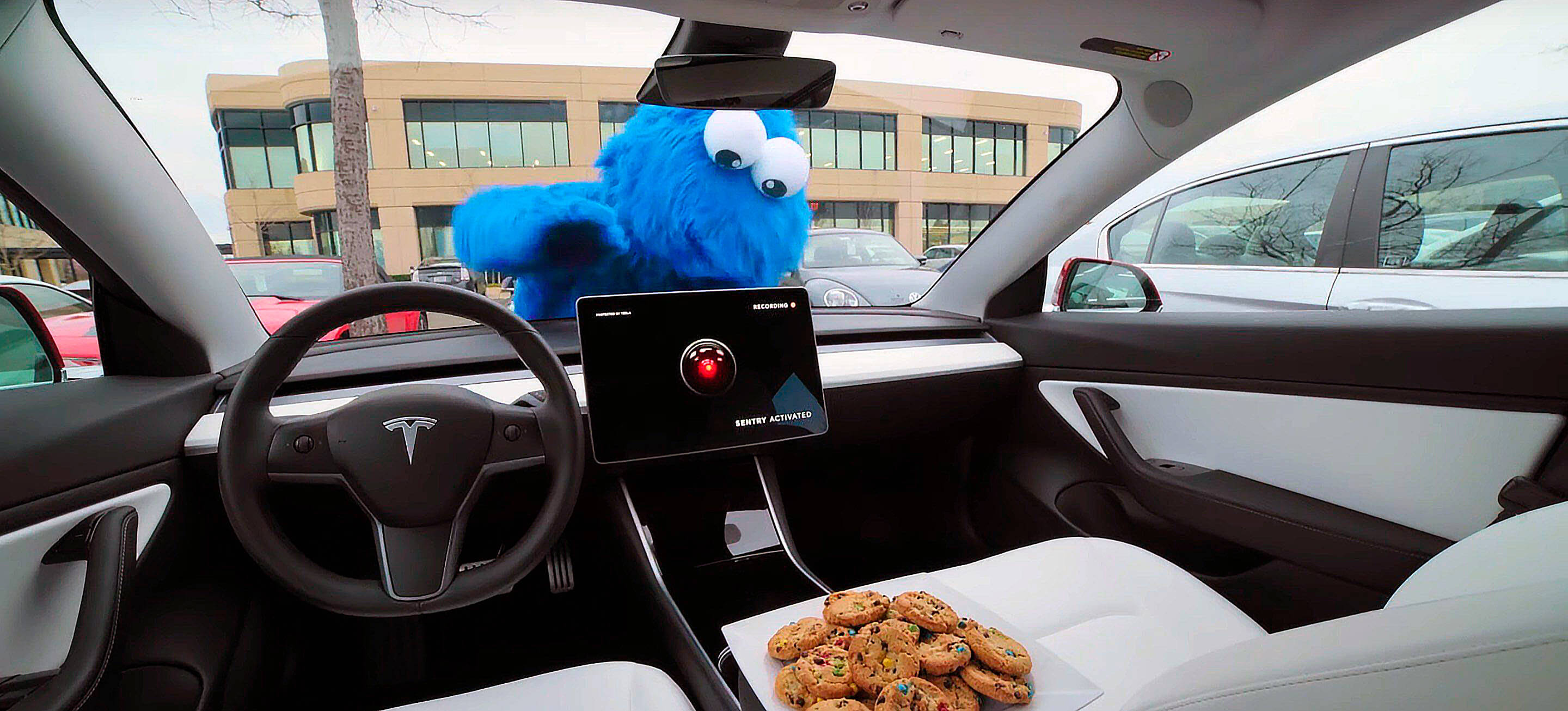 Tesla наняла Cookie Monster показать как работает «режим часового»