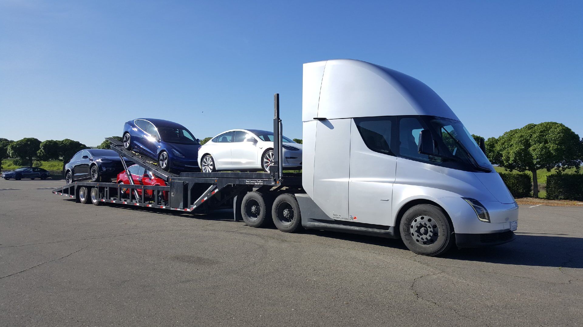 Tesla использует электрический грузовик для доставки электромобилей