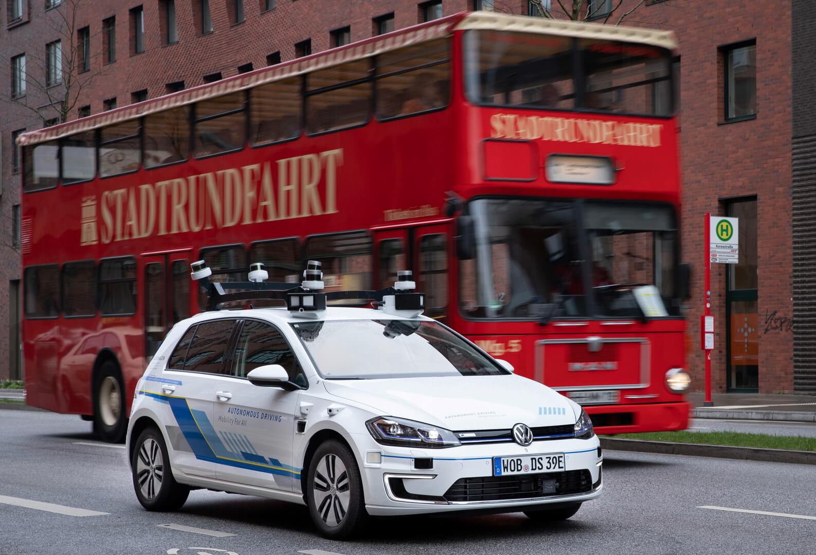 Volkswagen Group Research проводит испытания транспортных средств с системой автономного вождения в городских условиях в Гамбурге