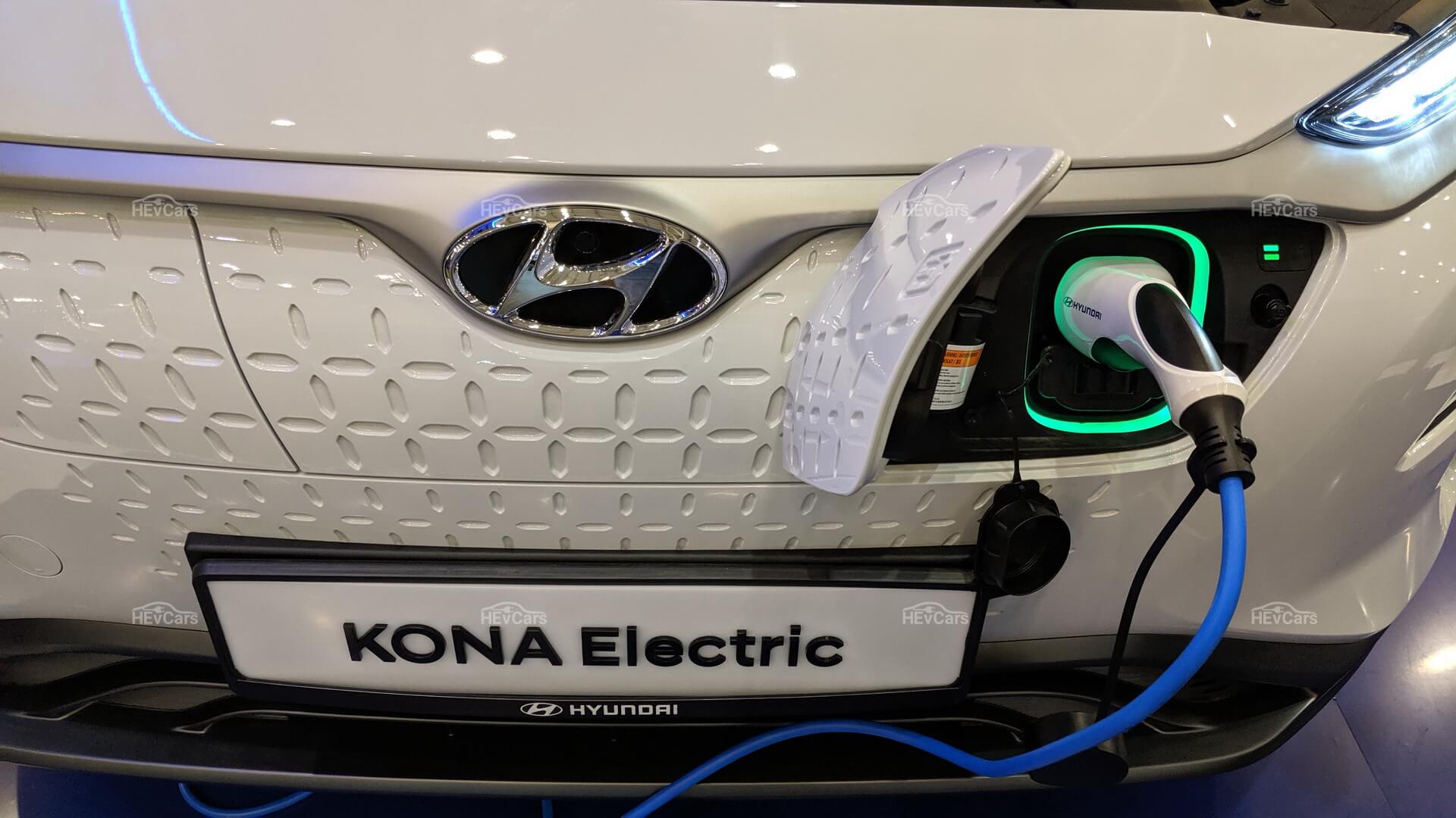Электрический кроссовер Hyundai Kona Electric на зарядке