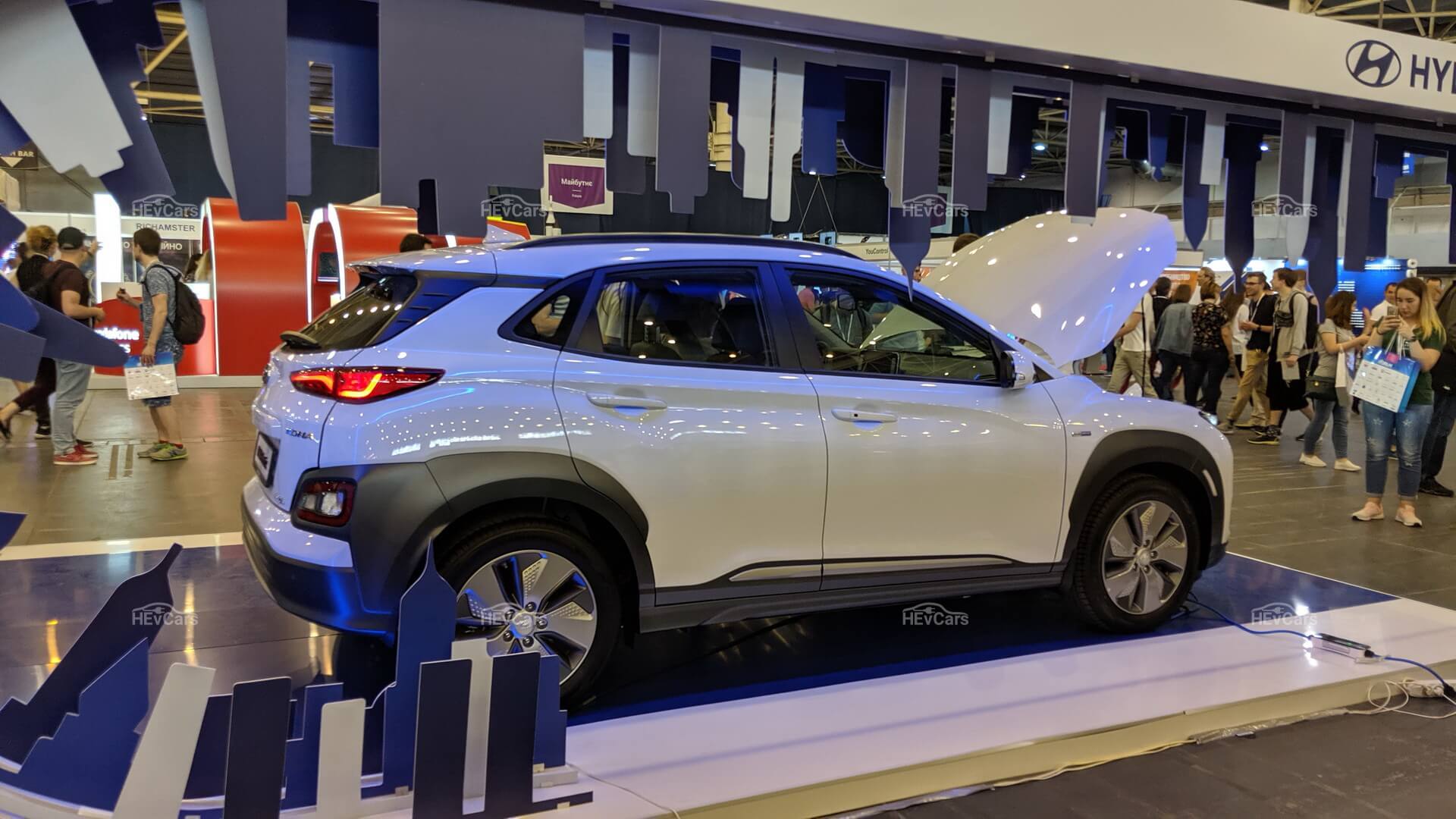 На iForum в Киеве представили электромобиль Hyundai Kona с батареей на 64 кВт⋅ч