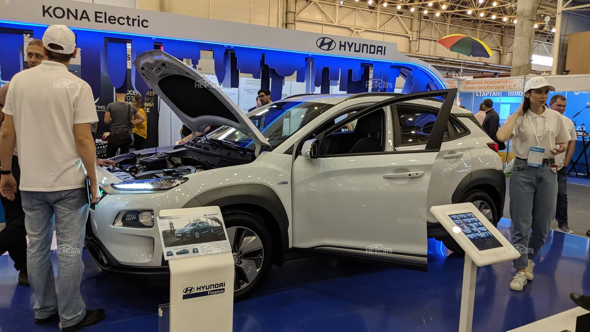 На iForum в Киеве представили электромобиль Hyundai Kona с батареей на 64 кВт⋅ч