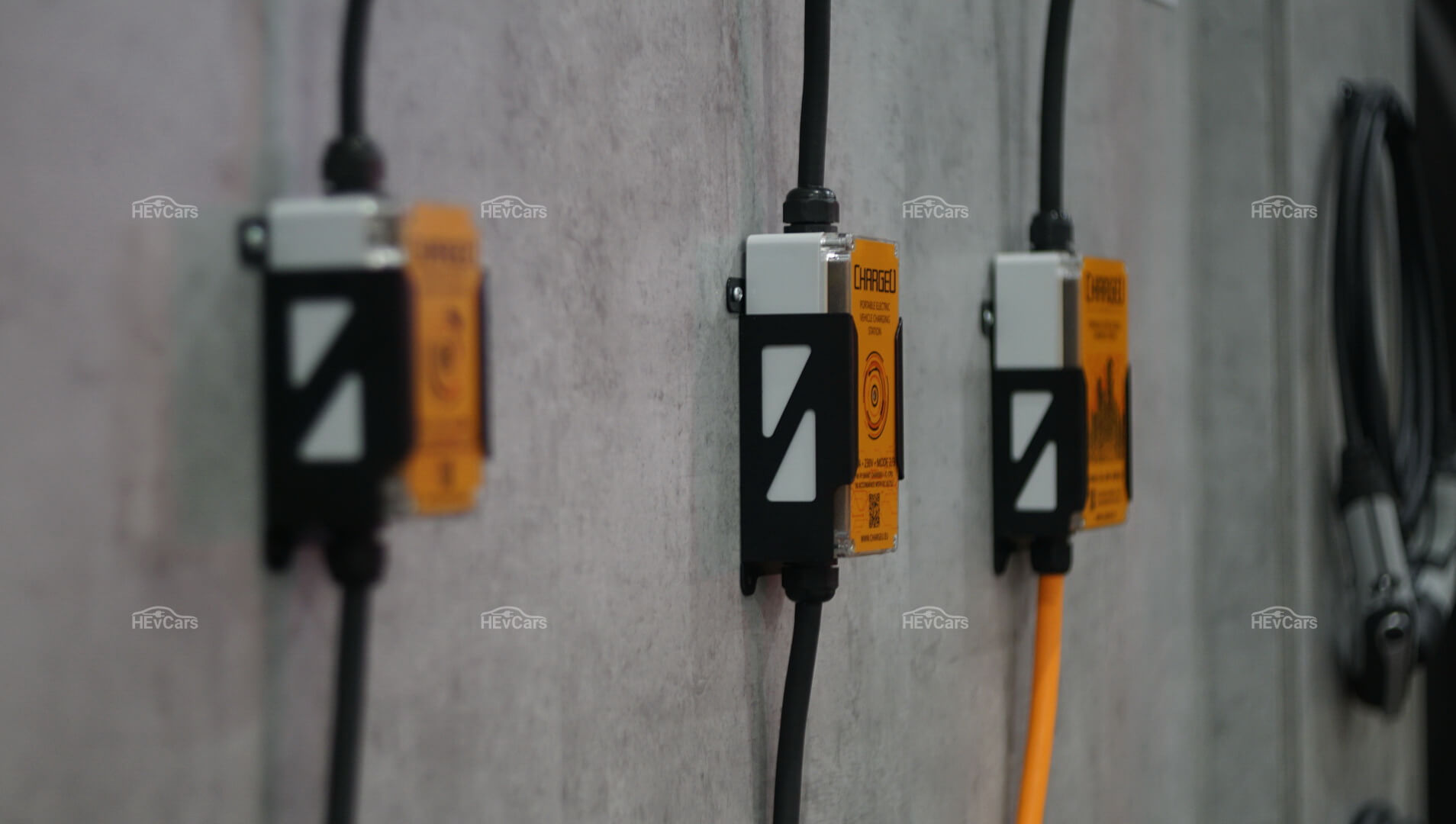 Портативные зарядные станции для электромобилей и плагин-гибридов ChargeU: mini, base и Pro