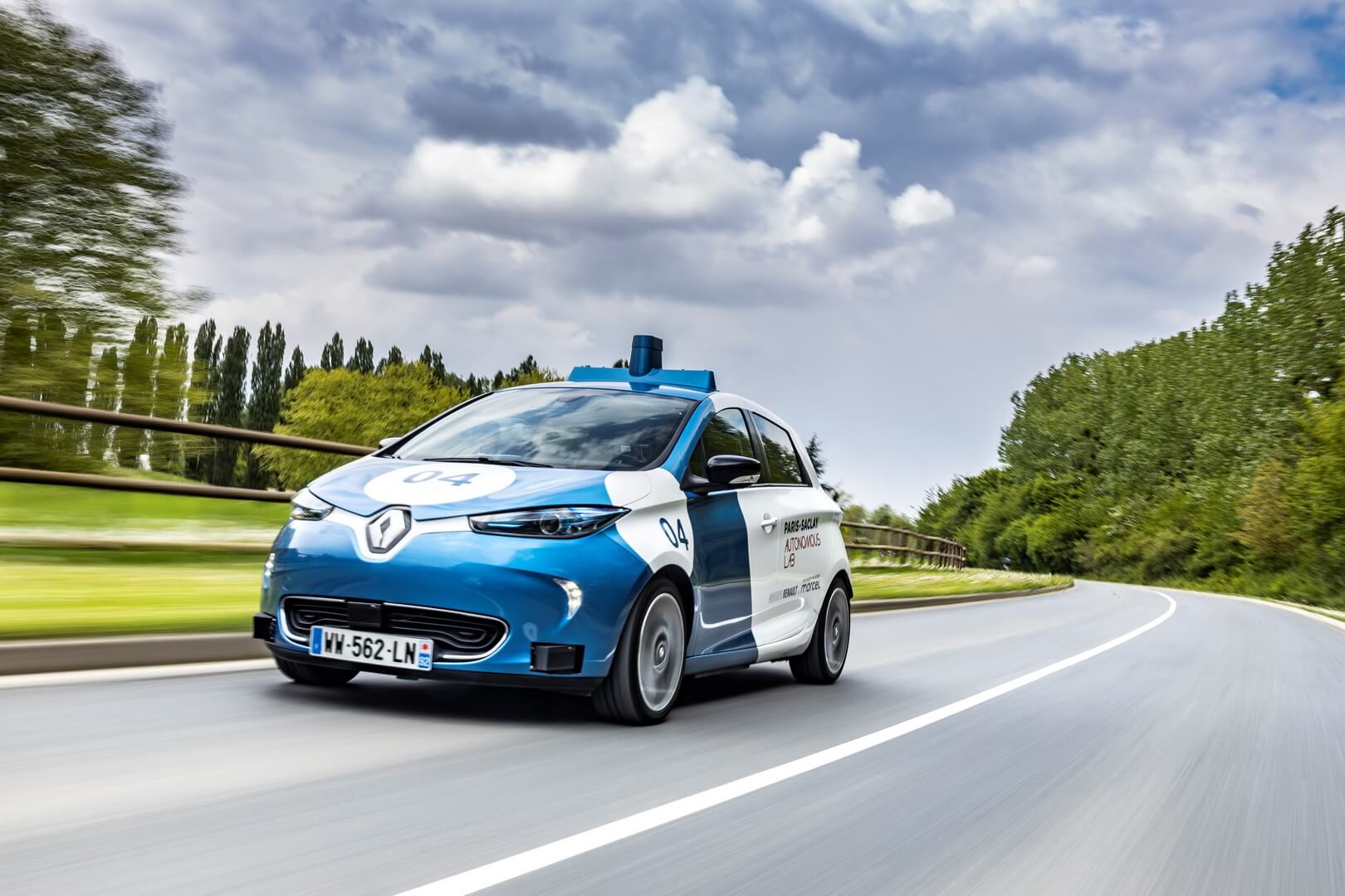 Renault испытывает в Париже автономный электромобильный сервис