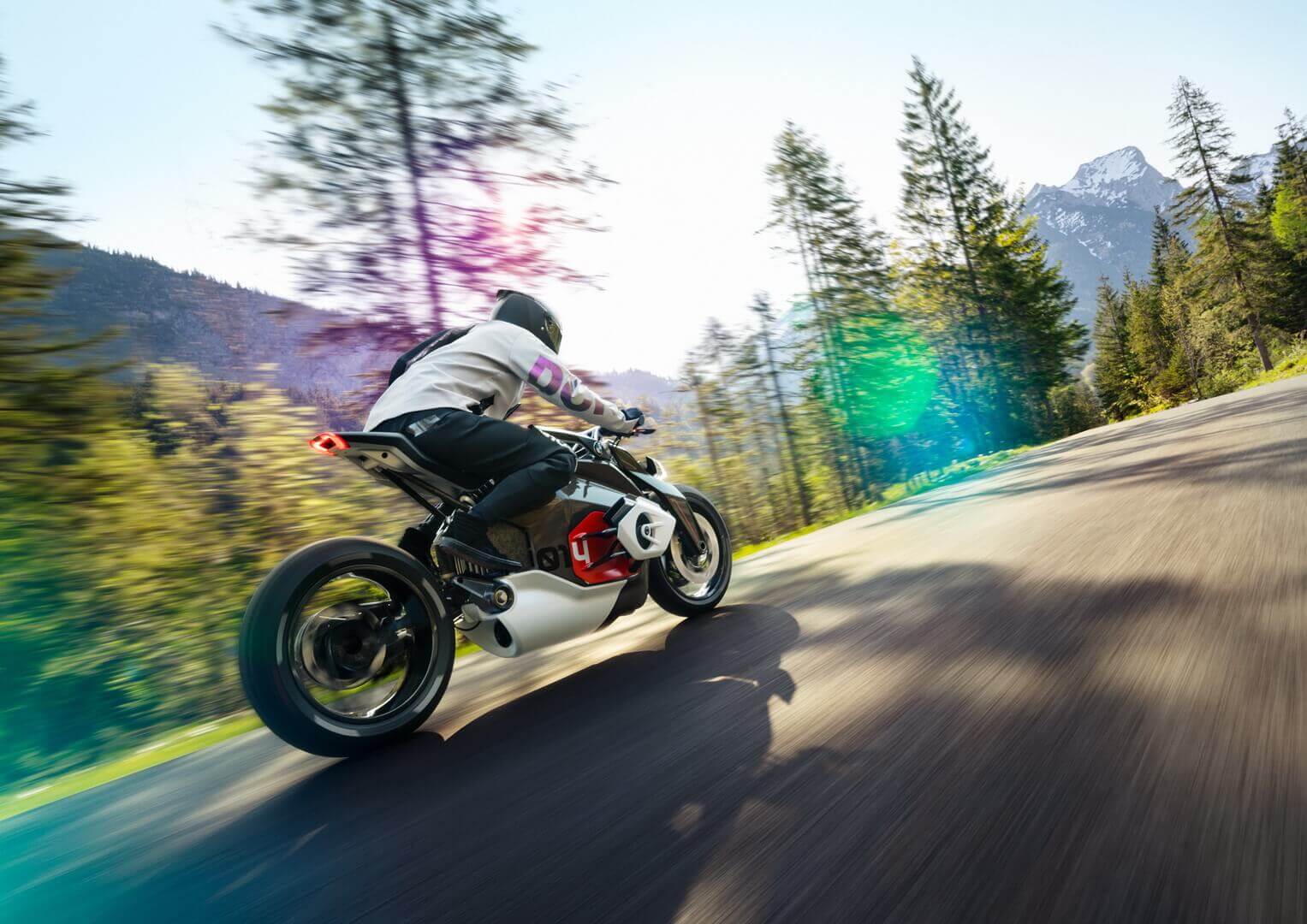 BMW представила концептуальный мотоцикл Vision DC Roadster