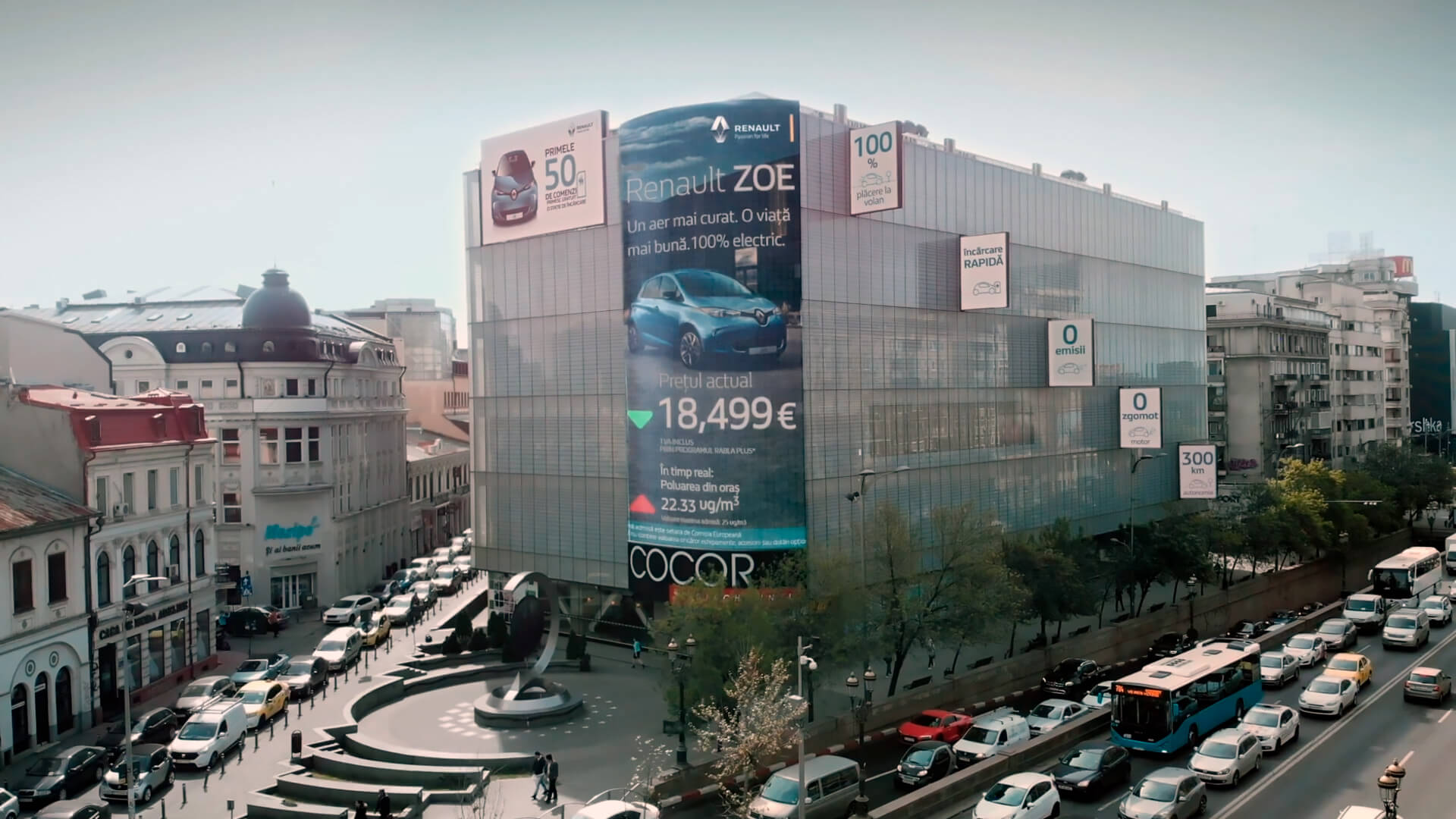 Большой цифровой рекламный щит отображает стоимость Renault ZOE в зависимости от уровня загрязнения воздуха в Бухаресте 