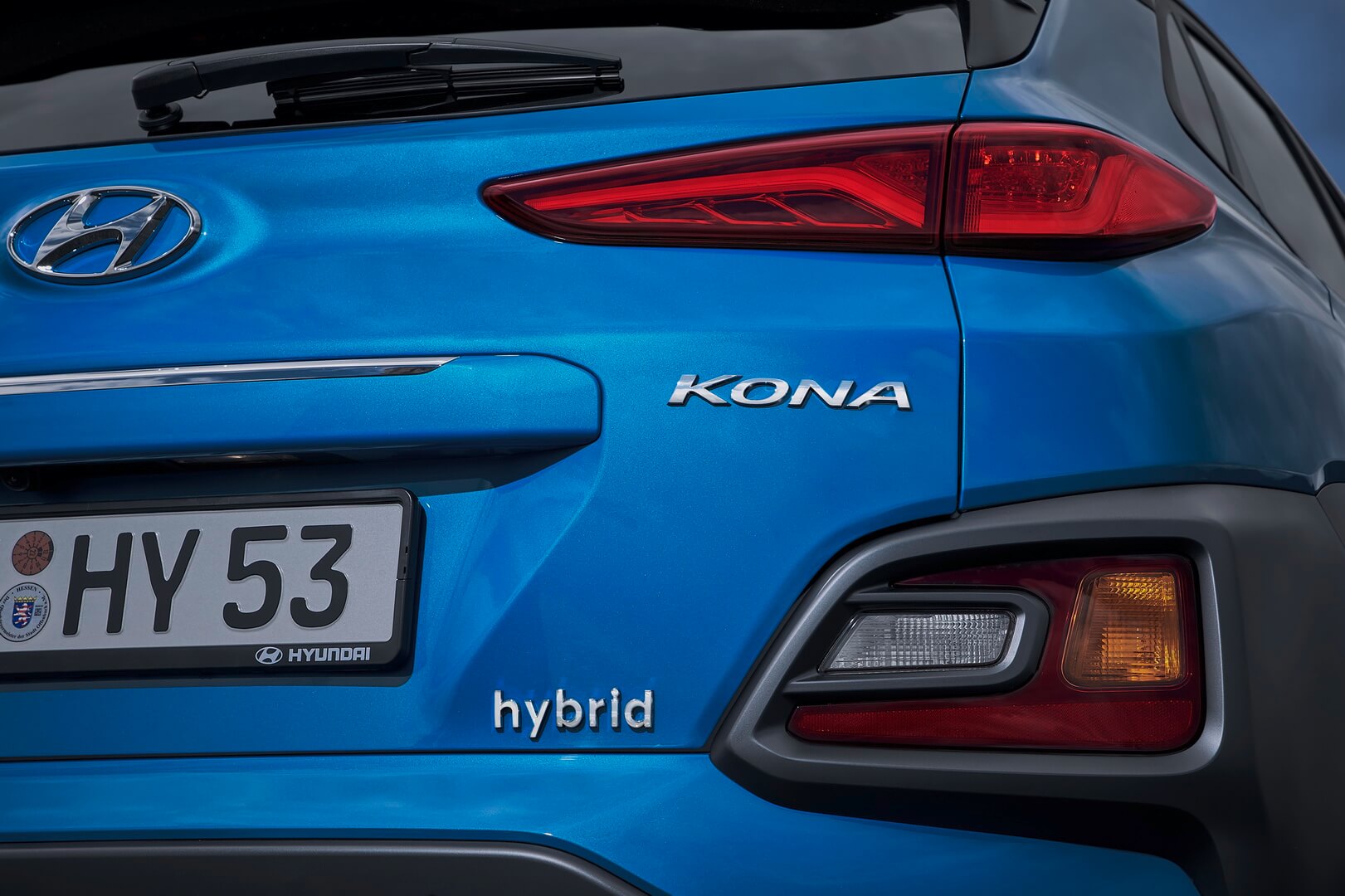Шильдик, указывающий на гибридную версию Hyundai Kona